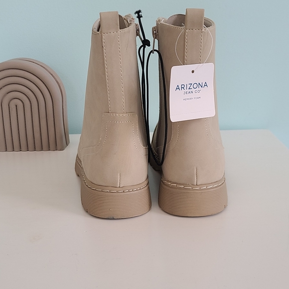 🎉HP!🎉 NWT! Arizona Lug Soles Tan Size 7.5 - Picture 7 of 8